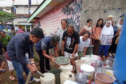 Warga Braga Bandung Dapat Bantuan Air Bersih dari PDAM Tirtawening