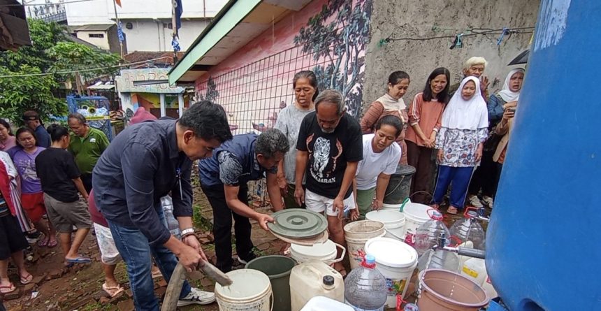 Warga Braga Bandung Dapat Bantuan Air Bersih dari PDAM Tirtawening