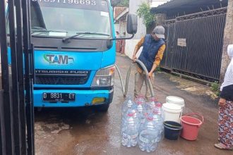 Perumda Tirtawening Sigap Bantu Distribusikan Air Bersih untuk Warga Terdampak Pipa Bocor