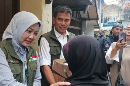 Sonny Salimi dan Atalia Praratya bantu warga di Sukasari Kota Bandung.